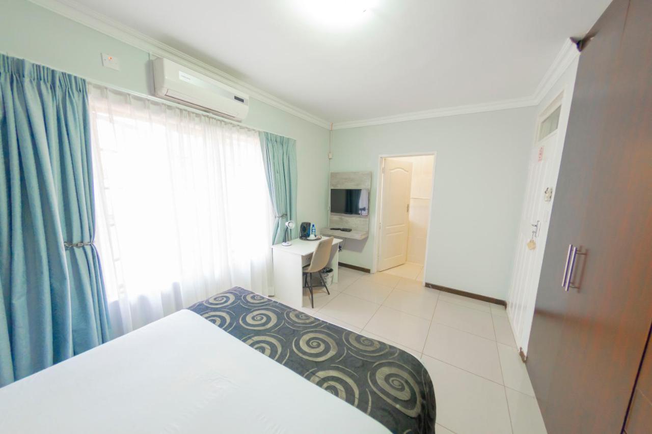 Green Lagoon Guest House Габороне Екстер'єр фото